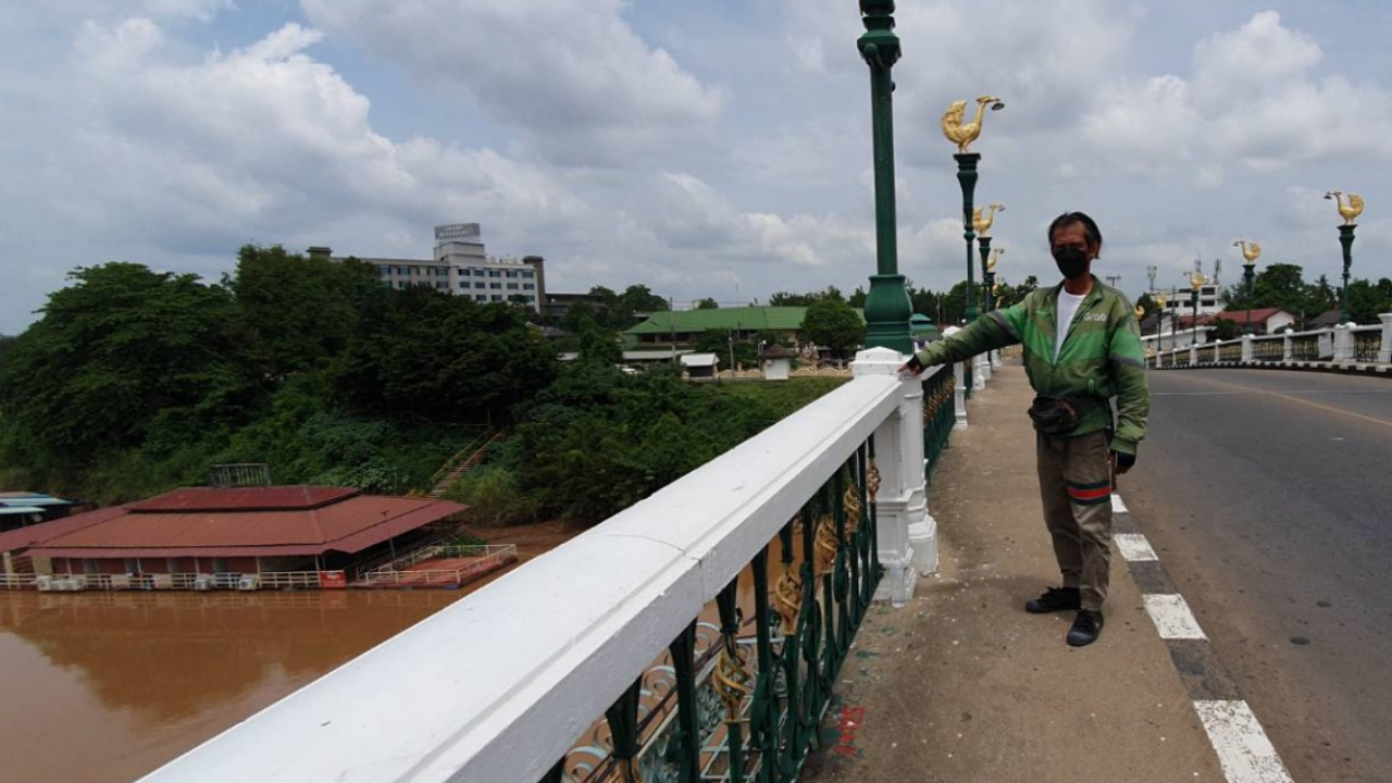 ชื่นชมหนุ่มไรเดอร์กับเพื่อน ไปส่งอาหาร เจอคนปีนสะพาน รีบจอดรถช่วยจนรอด