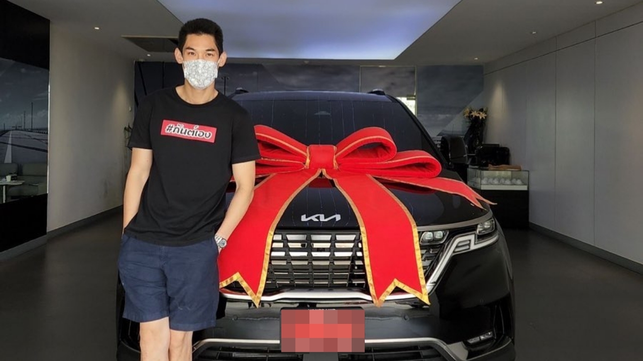 กันต์ ถอยรถป้ายแดงให้ลูกชาย คนแห่ยินดีพร้อมโฟกัสที่เลขป้ายทะเบียน