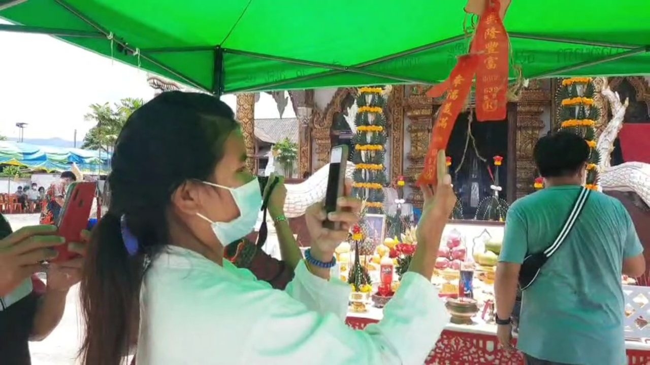 พระอาทิตย์ทรงกลด บวงสรวงเหรียญท้าวเวสสุวรรณ ส่องเลขเด็ดปลายประทัด เสี่ยงโชค