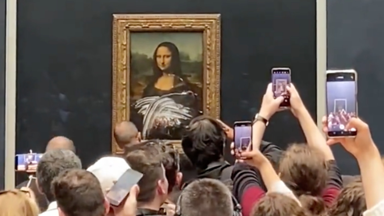 อึ้ง ชายปลอมเป็นหญิงชราปาเค้กใส่ภาพ “โมนาลิซา” โชคดีไม่เสียหาย