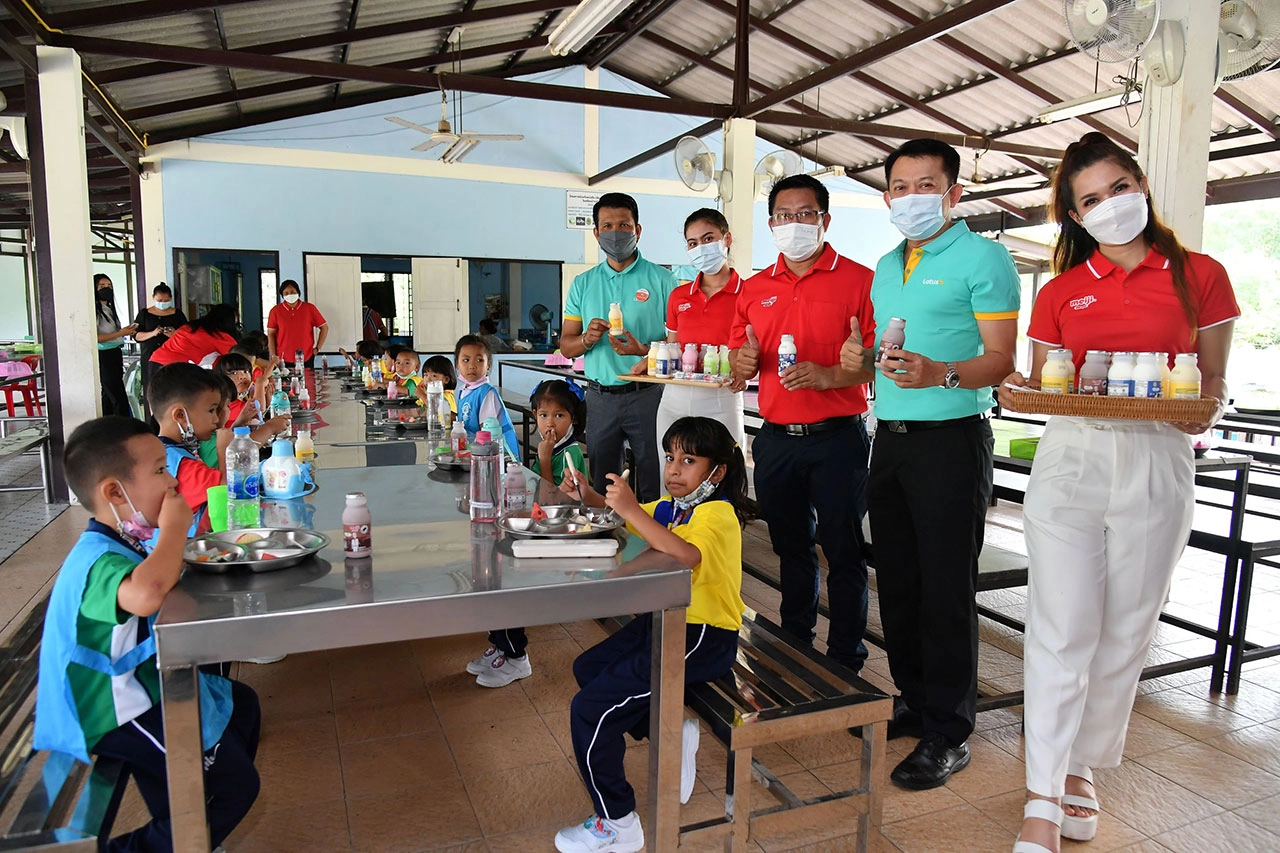 โลตัส จับมือ ซีพี-เมจิ รับวันดื่มนมโลก ชวนคนไทยดื่มนม ต่อยอดโครงการอาหารดีพี่ให้น้อง