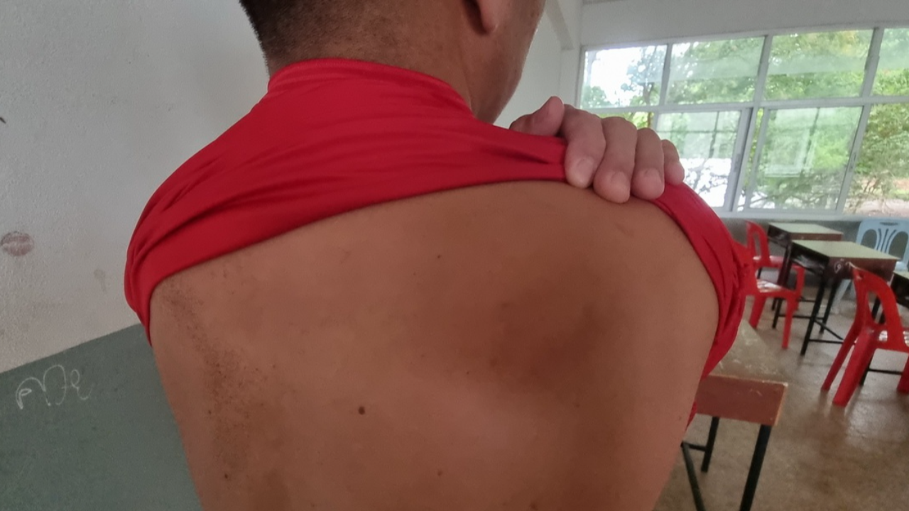 ม.2 ผมยาว ครูจะตัดต่อหน้าเพื่อน ไม่พอใจ ผลักล้ม กระทืบ คว้าเก้าอี้ฟาด (คลิป)