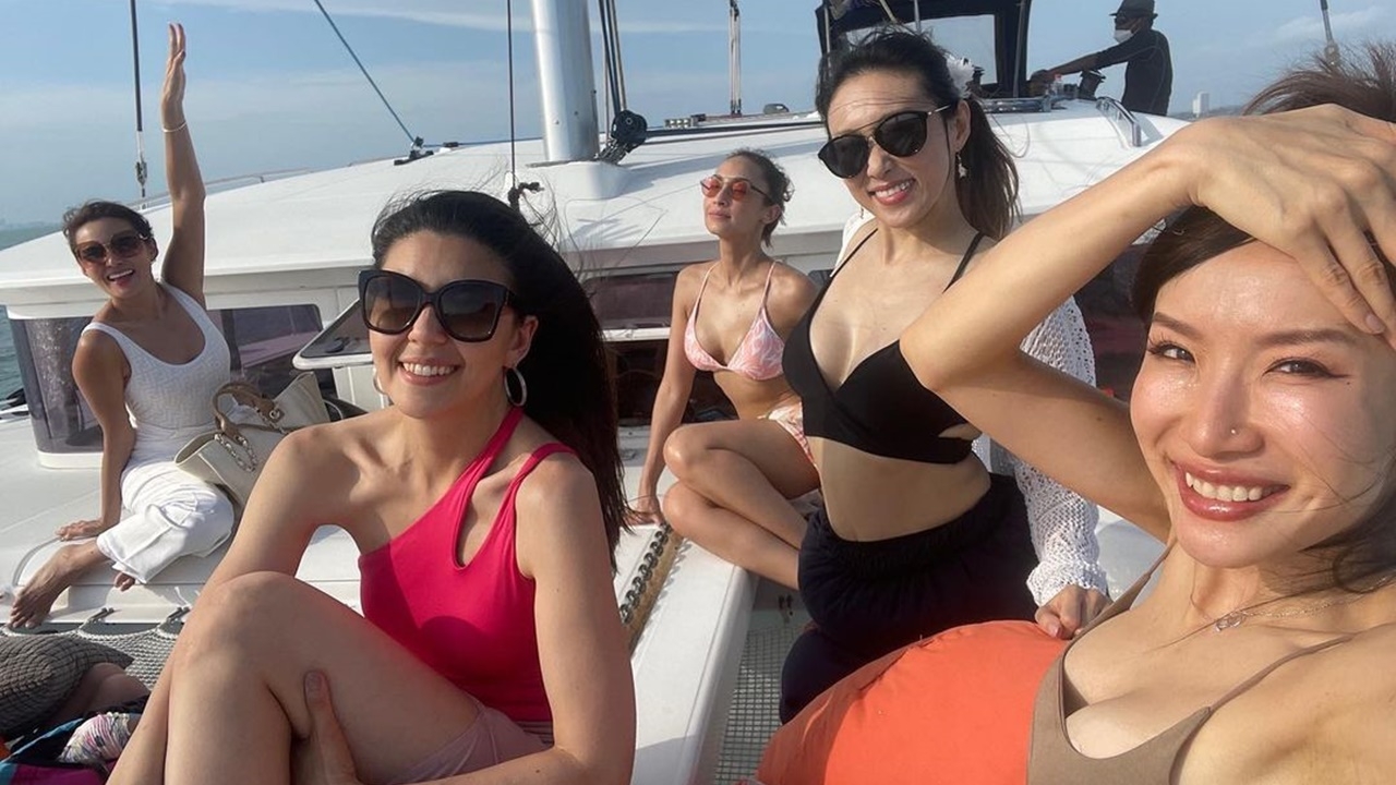 5 สาว 2002 ราตรี แท็กทีมเที่ยวทะเล เผยความแซ่บในชุดว่ายน้ำ