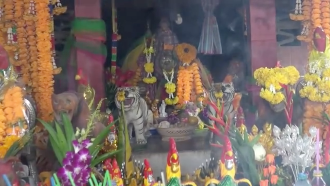 ศาลเจ้าพ่อเสือคึกคัก คอหวยแห่มาขอ "เลขเด็ดงวดนี้" กลับไปเสี่ยงโชค 1/6/65