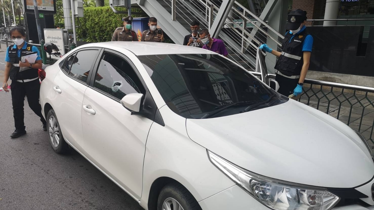 ชายปริศนาเหนี่ยวไกปืนในรั้วอุเทนถวาย โดนรถชาวบ้านกำลังสัญจร เสียหาย 1 คัน