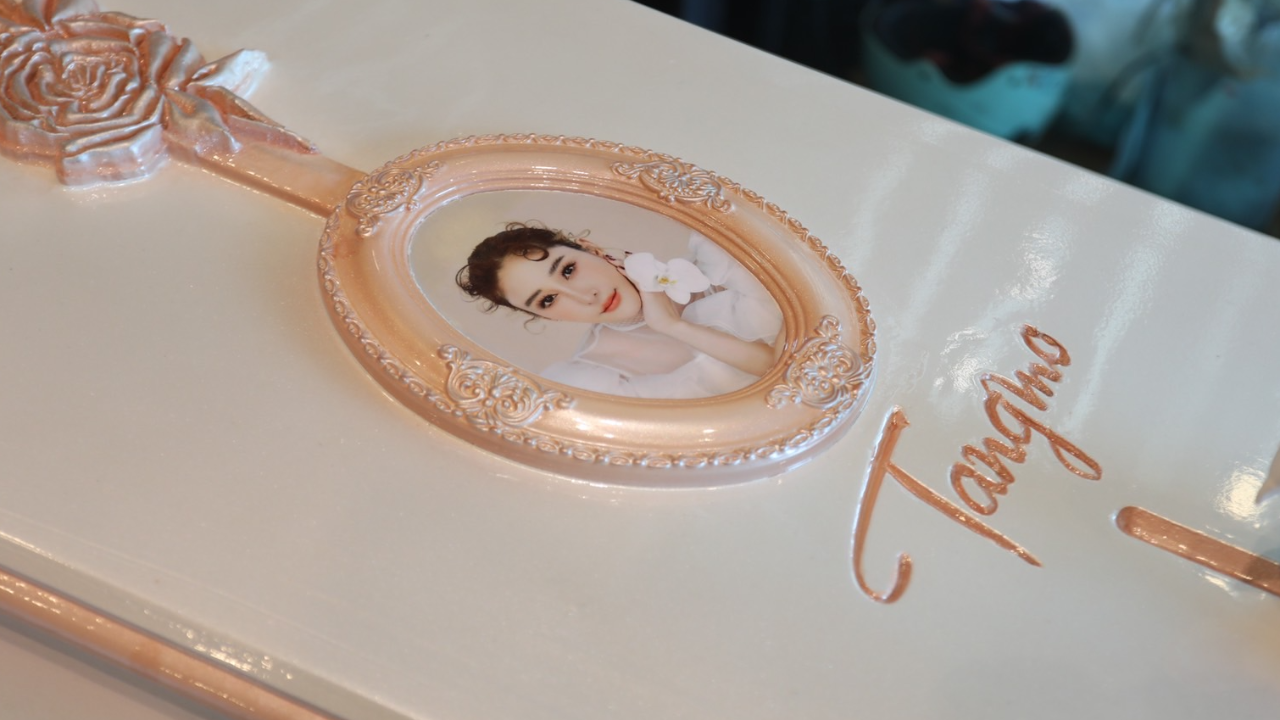 เปิดความหมายบนหีบศพ “แตงโม ภัทรธิดา” ทุกลวดลายแฝงด้วยความลึกซึ้ง  