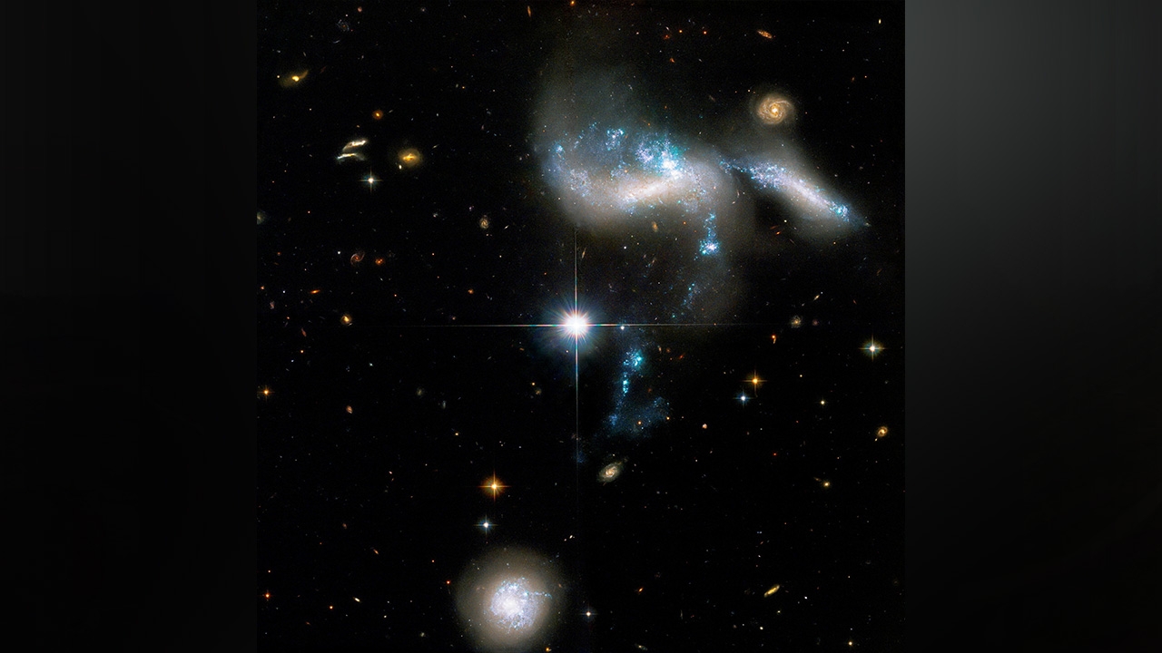 ฮับเบิลเผยให้เห็นสายธารการก่อตัวดวงดาว