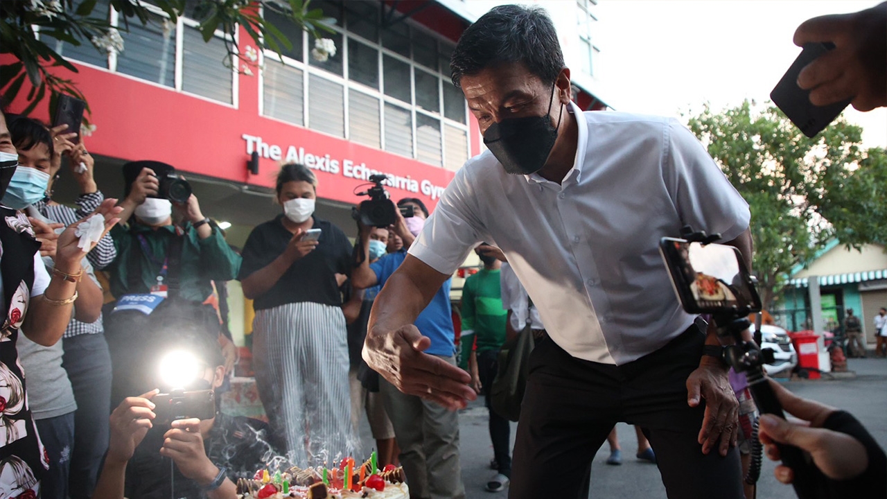 "ชุมชนคลองเตย" เซอร์ไพรส์วันเกิด 56 ปี "ชัชชาติ" ขอบคุณ ล้านคะแนนเสียง