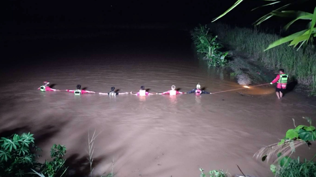 สลด ผัวกับเมียออกหาปลา พลัดตกหลุมลึกกอดกันจมน้ำตาย 2 ศพ