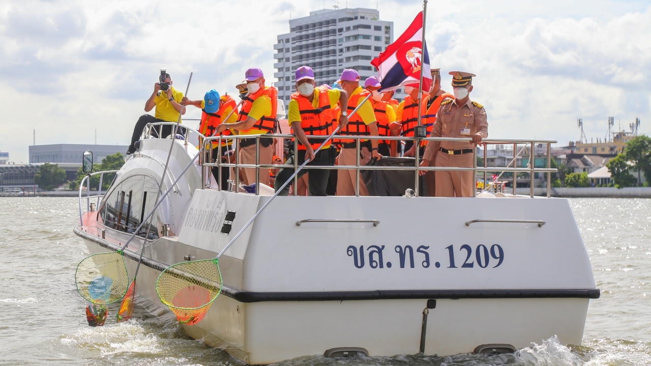 ปลัดฯกห.-ผบ.ทร. นำกำลังพลจิตอาสา ลุยล้างถนน เก็บขยะ ปรับภูมิทัศน์ชุมชน