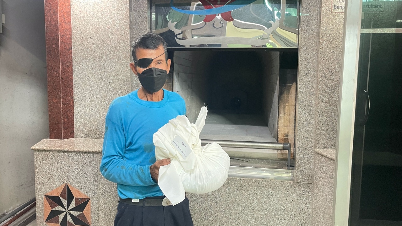 เก็บอัฐิแตงโม แบ่ง 2 ส่วน บรรจุไว้ข้างคุณพ่อโสภณ กับนำไปลอยอังคาร