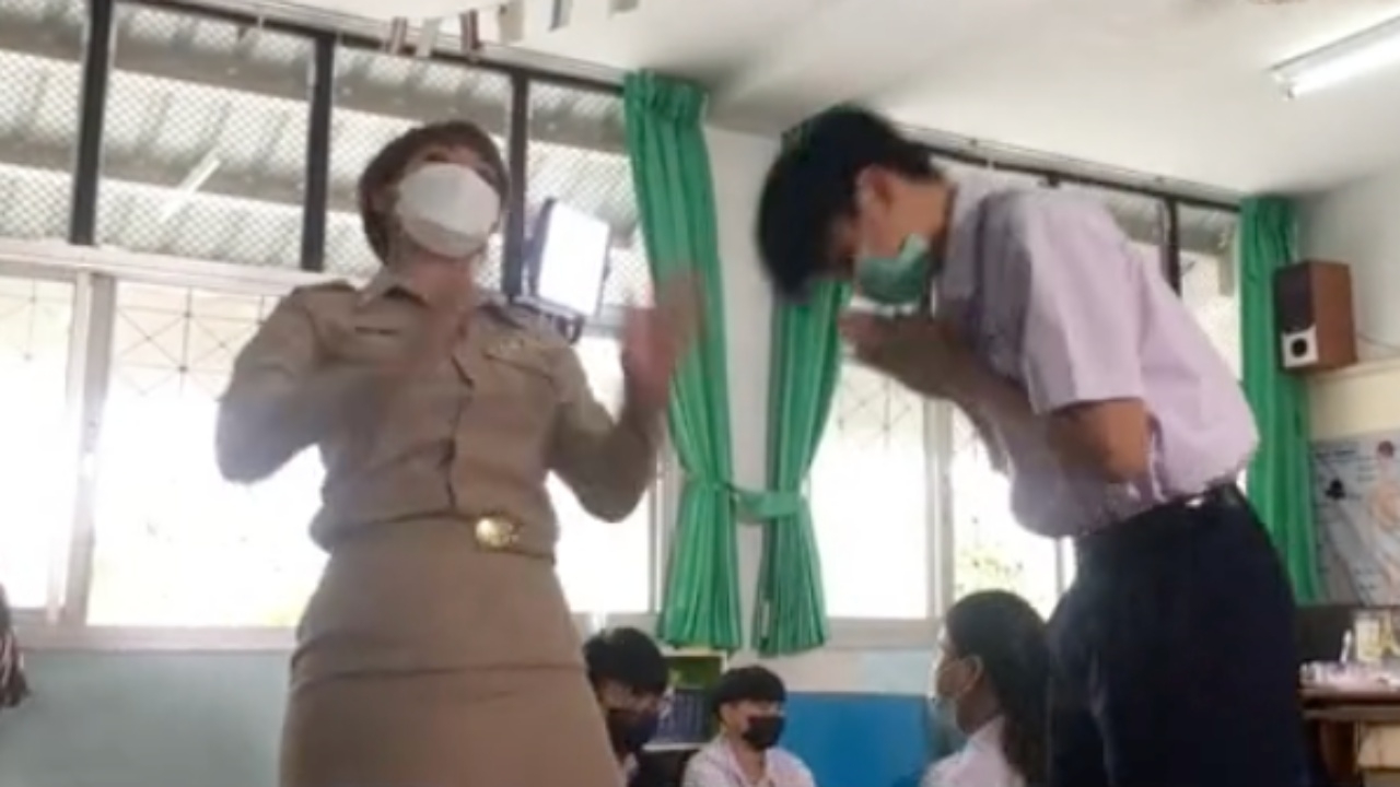 ไม่หายเศร้ายังไงไหว ครูสาวออกสเตปปลอบใจ นักเรียนอกหัก (คลิป)