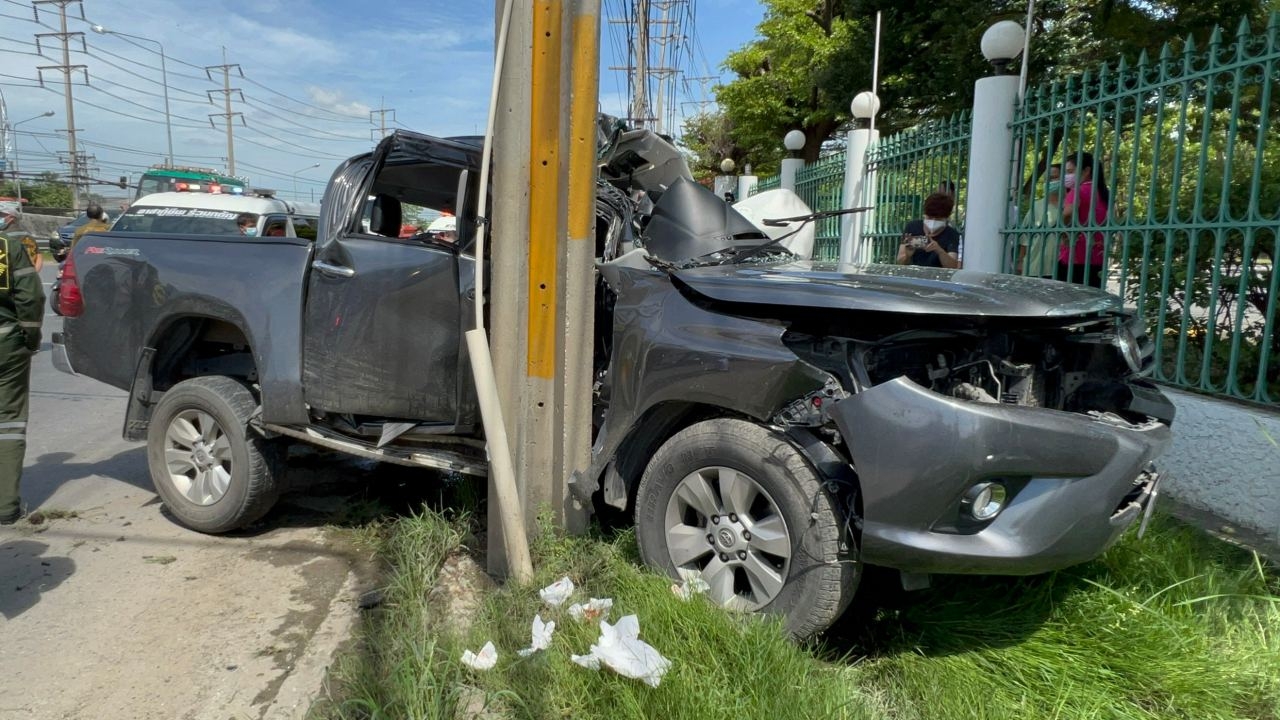 กระบะหนุ่มไต้หวัน เสียหลักชนเสาไฟฟ้า หน้าสนามไดร์ฟกอล์ฟบางพูนดับคาที่