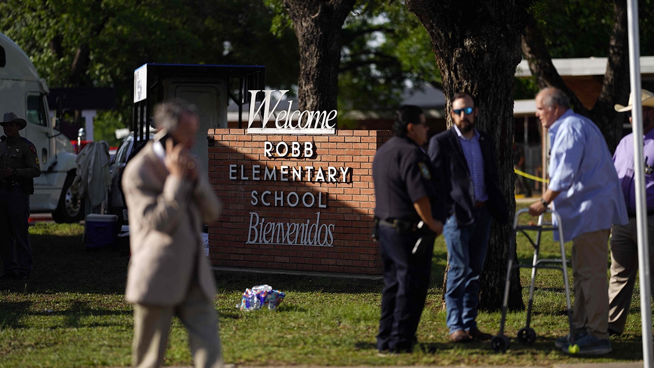 กราดยิงโรงเรียนประถมช็อกโลก 21 ศพ โจ๋ 18 บุกรัวคลั่งปืนกล นร.19 ครู 2 ดับเกลื่อน