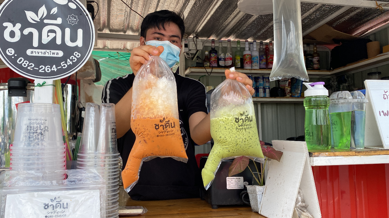 หิ้วไปไหนใครก็มอง เจ้าของร้าน เผยแนวคิดถุงชาแหวกแนว หวังกระตุ้นยอดขาย