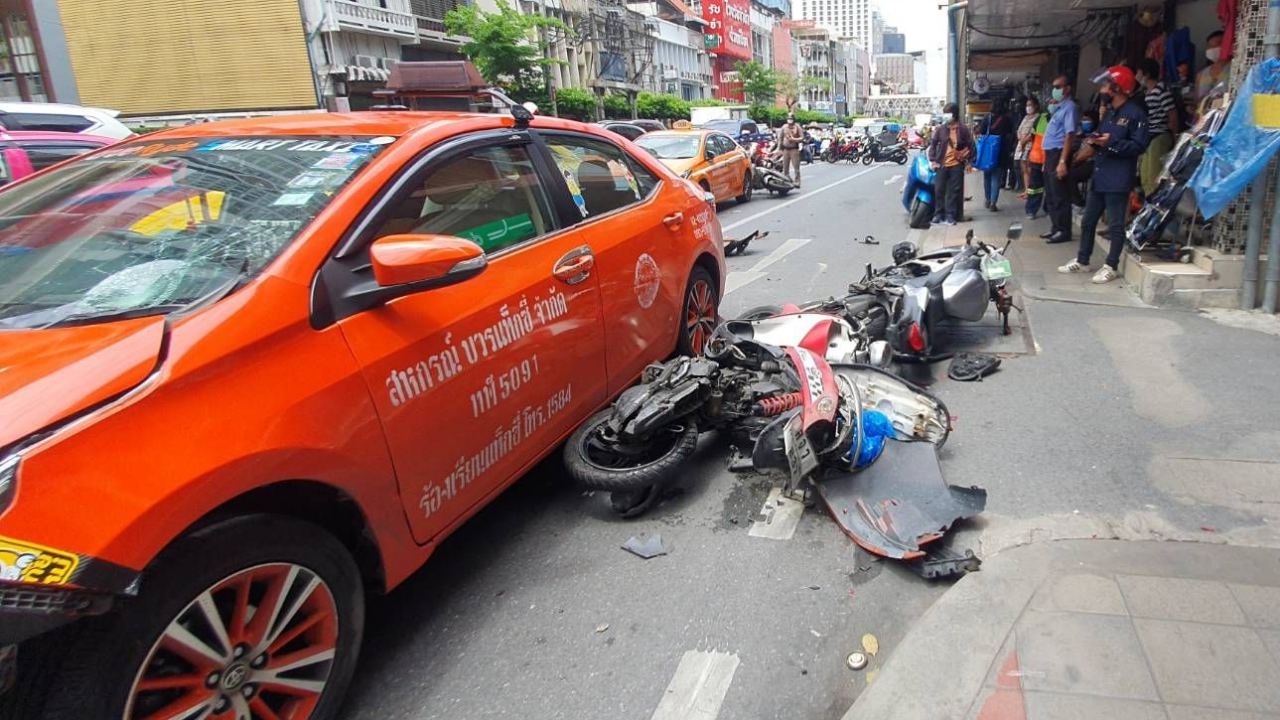 แท็กซี่ชนกวาด 9 คันเจ็บ 4 ราย คาแยกนิคมมักกะสัน ตร.คุมตัวคนขับดำเนินคดี