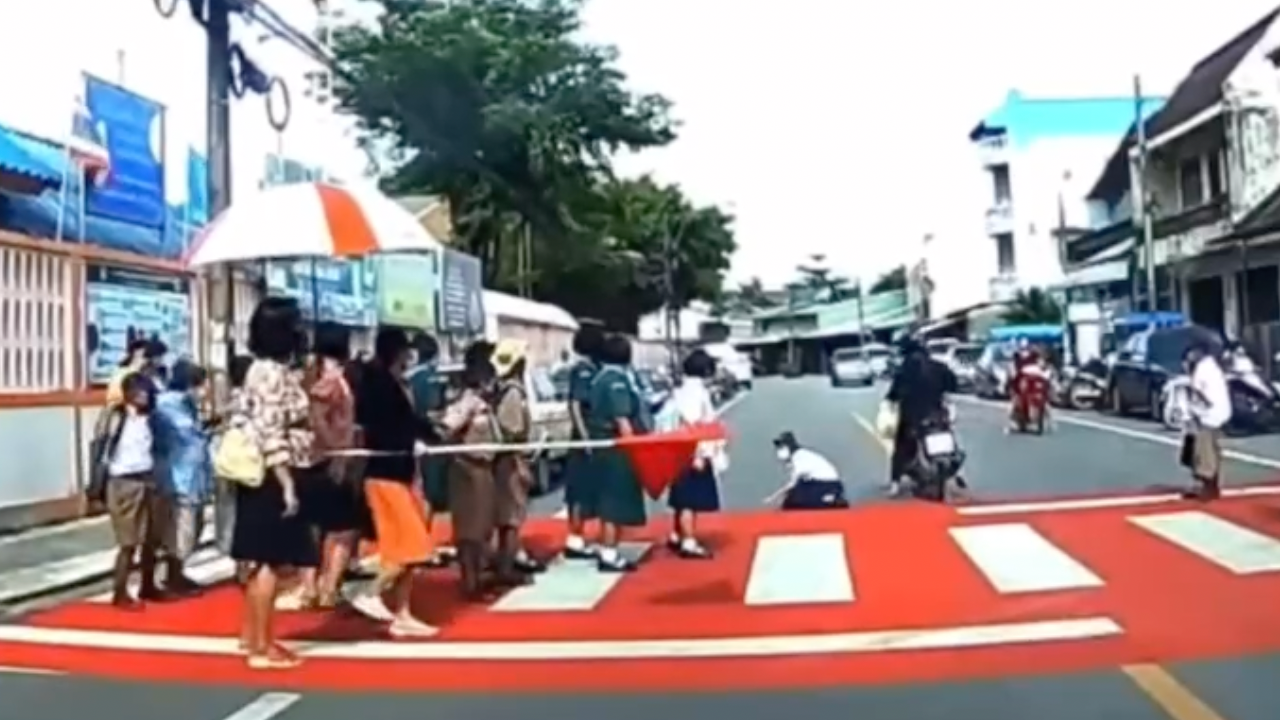 หญิงขี่ จยย. ชนนักเรียนข้ามทางม้าลาย ยอมรับผิด เข้าพบตำรวจแล้ว