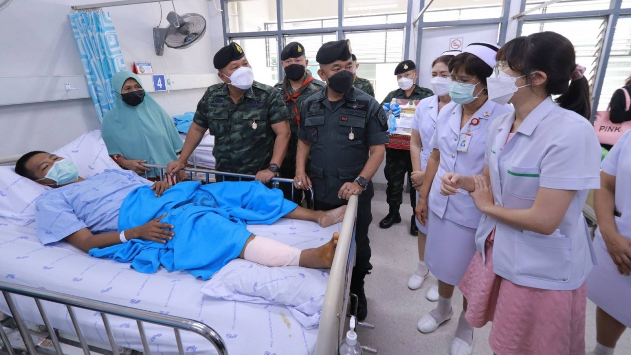 มทภ.4 เยี่ยมให้กำลังใจจนท.ถูกลอบยิง วางบึม ตากใบ สั่งล่าคนร้ายโดยเร็ว