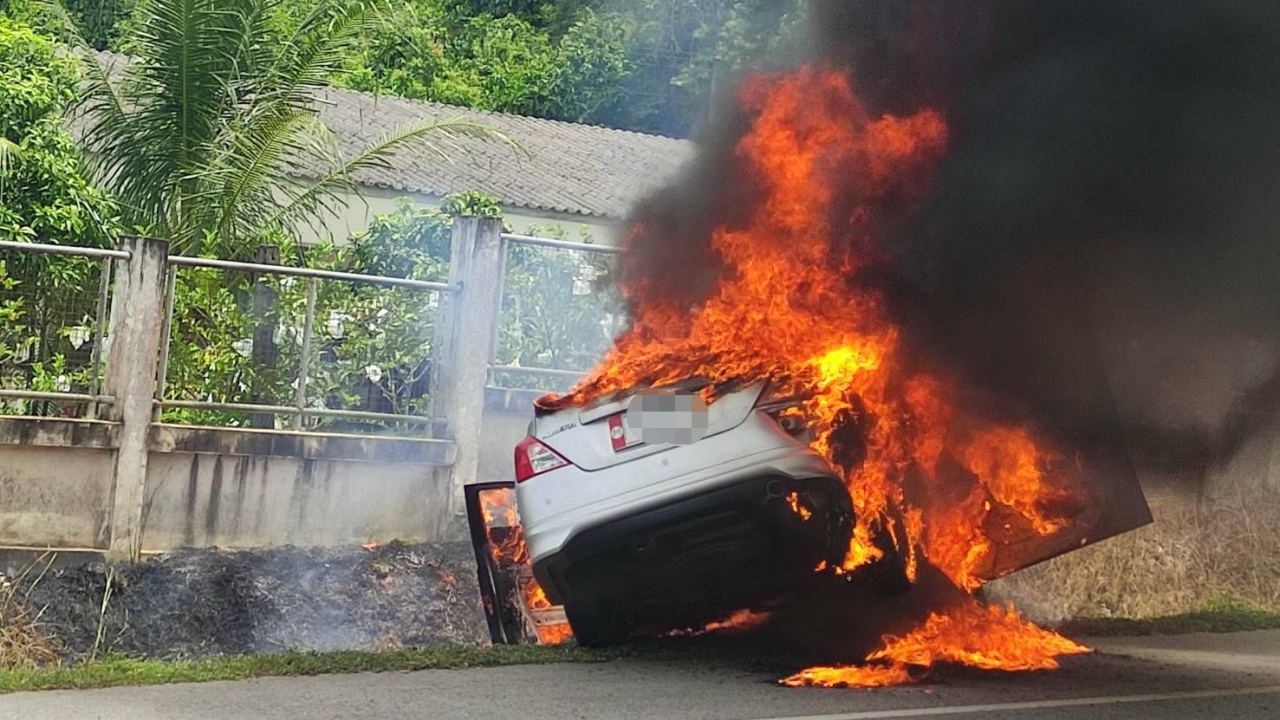 เก๋งเสียหลักชนเสาไฟฟ้าที่ปาดังเบซาร์ ไหม้ทั้งคันตาย 2 ที่รพ.สาหัสอีก 1 