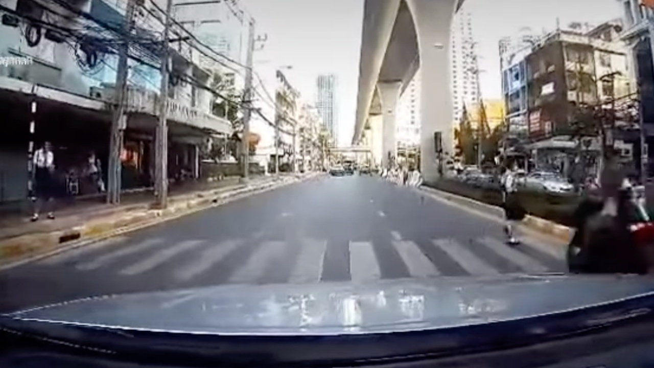 เกือบไปแล้ว นักเรียนวิ่งข้ามถนน ทางม้าลาย มอเตอร์ไซค์มาขวา หักหลบ ล้มคว่ำ (คลิป)