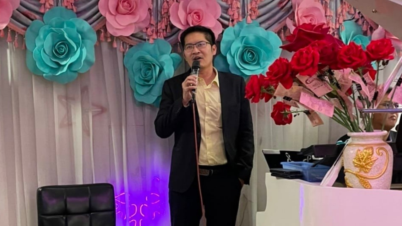 "เต้ มงคลกิตติ์" โชว์ร้องเพลง "ฉันยังเหมือนเดิม" ให้ "แม่แตงโม" สบายใจ