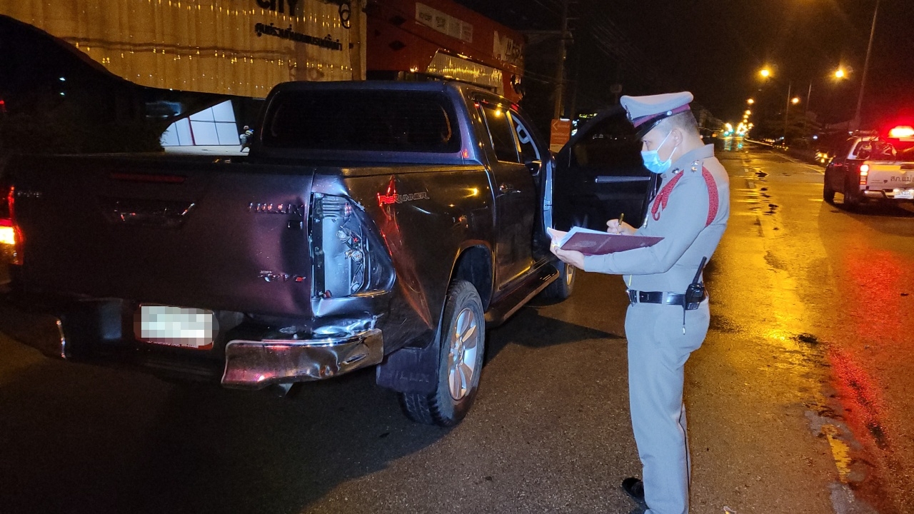 อุบัติเหตุซ้ำซ้อน กระบะ-จยย. 2 คันชนกันกลางถนน ตาย 1 สาหัส 2