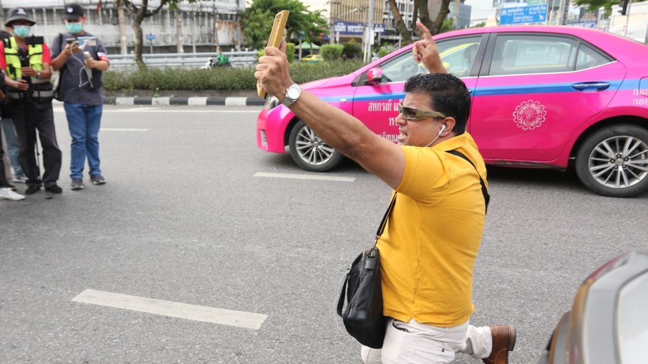 ม็อบ 12 มิถุนา มวลชนทยอยมาแยกดินแดง “เค ร้อยล้าน” โผล่ เจอไล่ ตร.เข้าคุมตัว