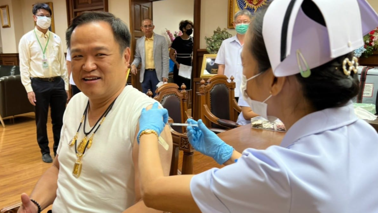 “อนุทิน” ฉีดเข็ม 6 เป็นไฟเซอร์ ชี้ เครื่องพิสูจน์ความปลอดภัยวัคซีน