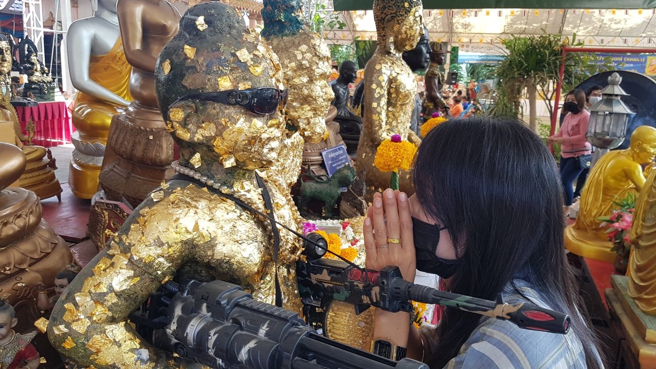 กุมารจุกดำ ให้โชคไม่แผ่ว ผัวเมียกลับมาขอพรรอบ 3 เสี่ยงเซียมซีได้ "เลขเด็ด" 