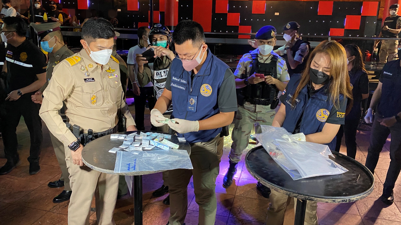 จับผับกลางกรุง เปิดเกินเวลา ปล่อยมั่วสุมยา แถมพบโจ๋ต่ำ 20 เที่ยว