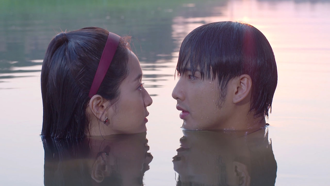 “บิว” แกล้งหยอกดึง “ชิงชิง” ตกน้ำ ซีนกุ๊กกิ๊กเล่นน้ำคลองสุดฟิน ใน “คุ้งเสน่หา”