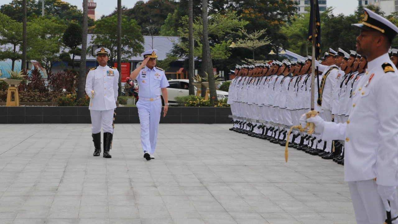 "บิ๊กเฒ่า" เยือนทัพเรือมาเลเซีย สานสัมพันธ์ ปิดห้องถกสถานการณ์ทางทะเล