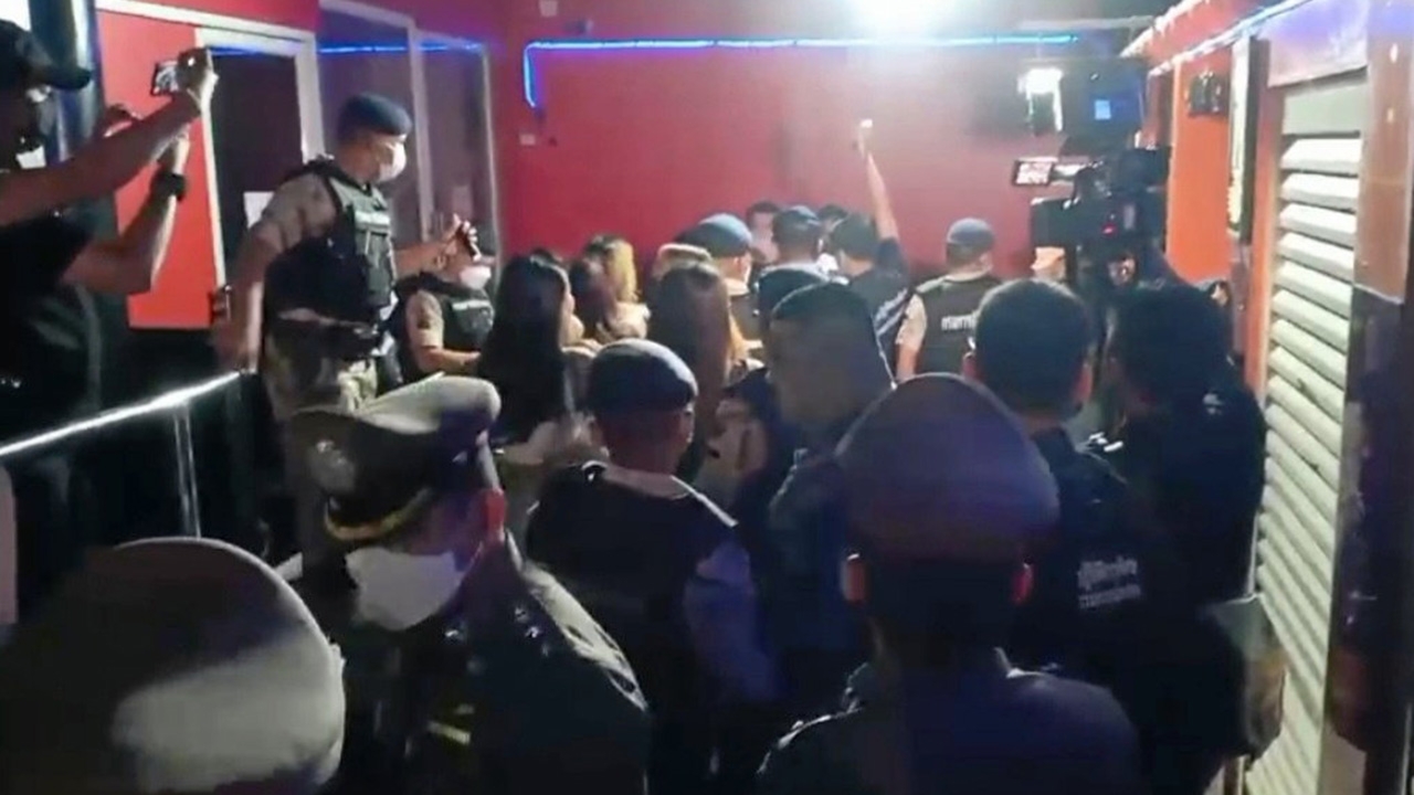 เซ่นผับฉาวเด้ง 4 เสือ สน.ปทุมวัน 500 คน เปิดยันตี 4 มั่วยากันโจ๋งครึ่ม