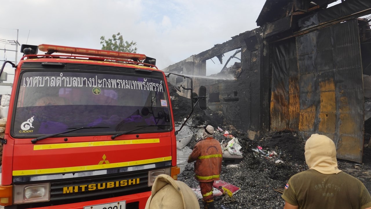 ดับได้แล้วไฟไหม้โรงงานพลาสติกบางปะกง ไม่มีประกันรอประเมินความเสียหาย