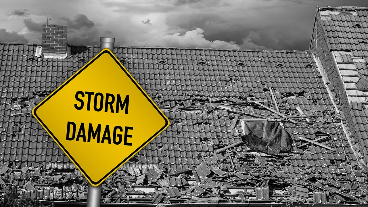 ฝันว่าพายุพัดบ้านพัง ทำนายฝันดีหรือไม่ พร้อมเลขเด็ด