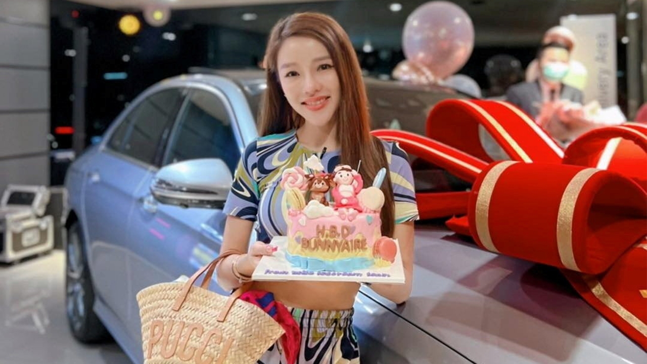 “แอร์-ภัณฑิลา” ฉลองวันเกิดตัวเองเปย์สุดๆ ถอยรถหรูเซอร์ไพรส์พ่อแม่