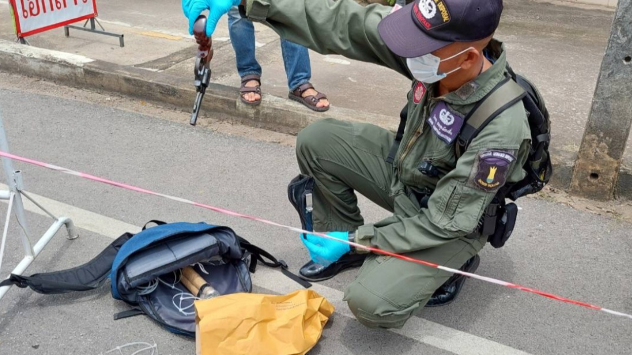 นาทีระทึก มือปืนยิง 3 ศพ สะพายระเบิดถามหาอัยการ