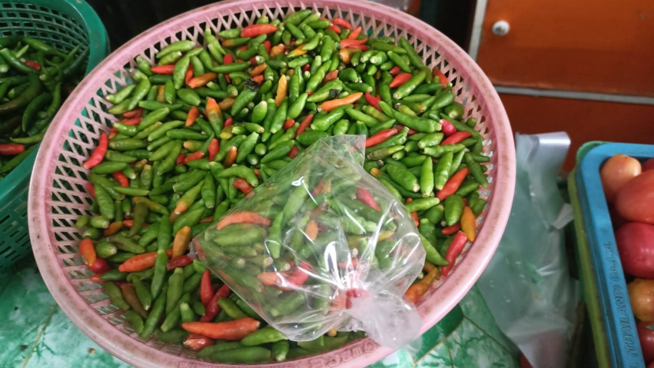 พริกขี้หนูสวนราคาพุ่ง กิโลฯ ละ 250 เท่าเนื้อหมู แม่ค้าบ่นอุบ ผักอื่นๆ ขยับตาม