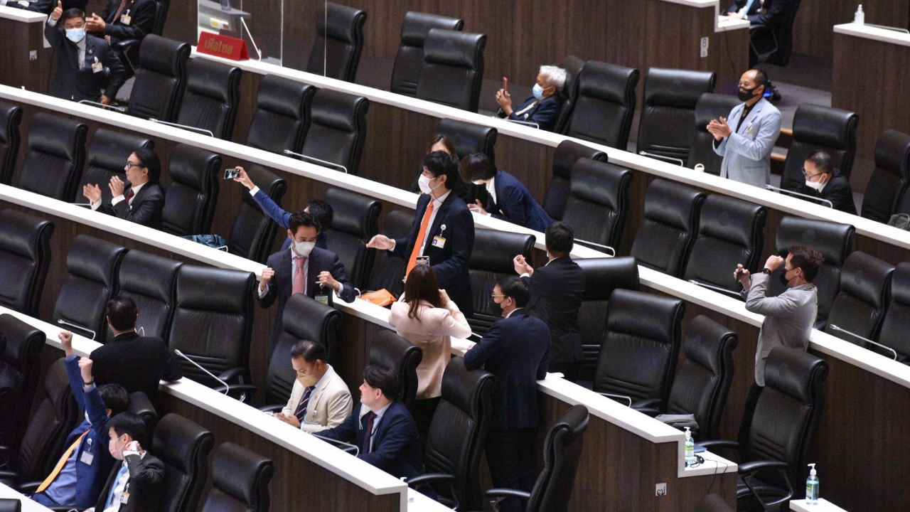 ส.ส.ก้าวไกลเฮลั่น สภาฯ โหวตผ่าน ร่าง พ.ร.บ.สุราก้าวหน้า 178 ต่อ 137 เสียง