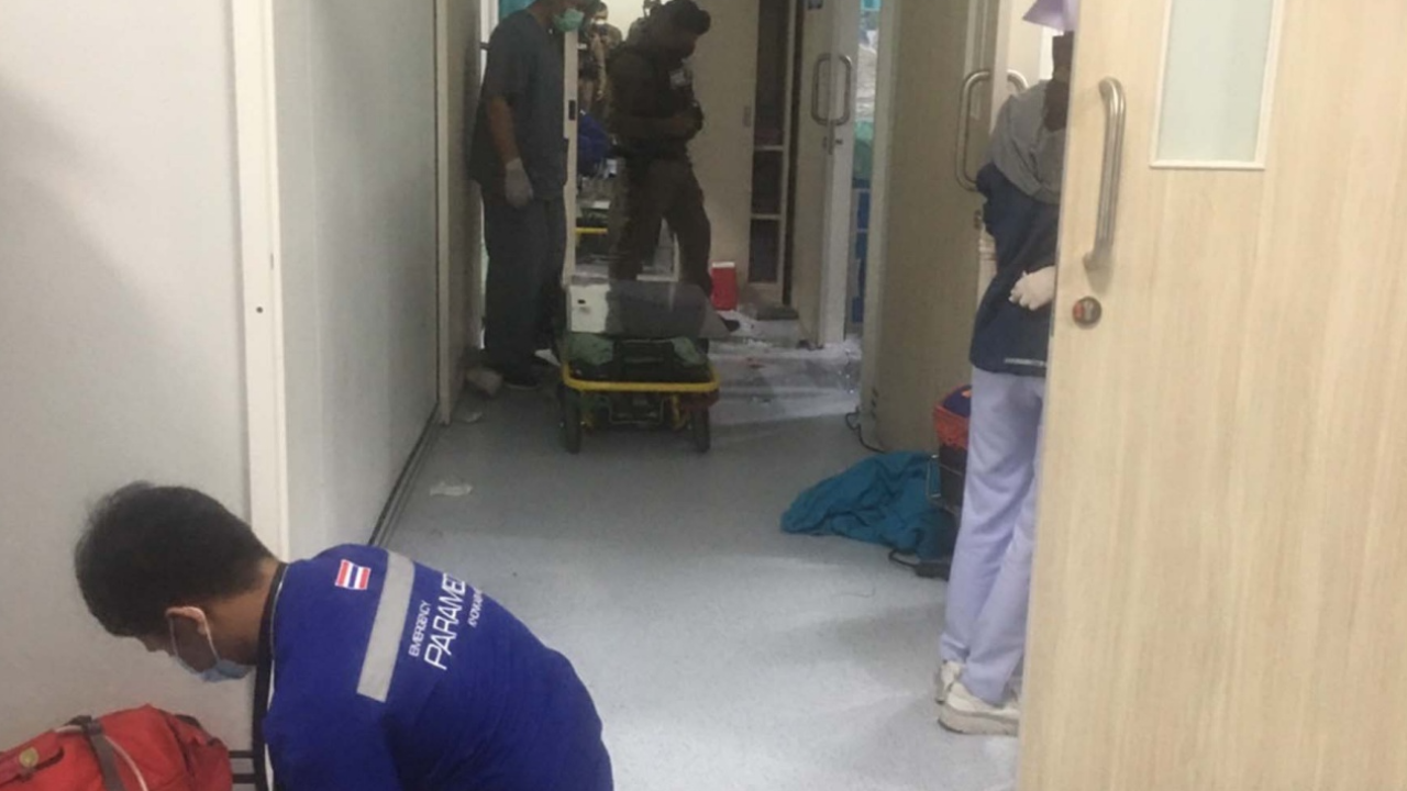 พ่อพยาบาล ถูกทหารอดีตสามีบุกยิงคา รพ. เผยหลาน 2 คนยังไม่รู้แม่ตายแล้ว