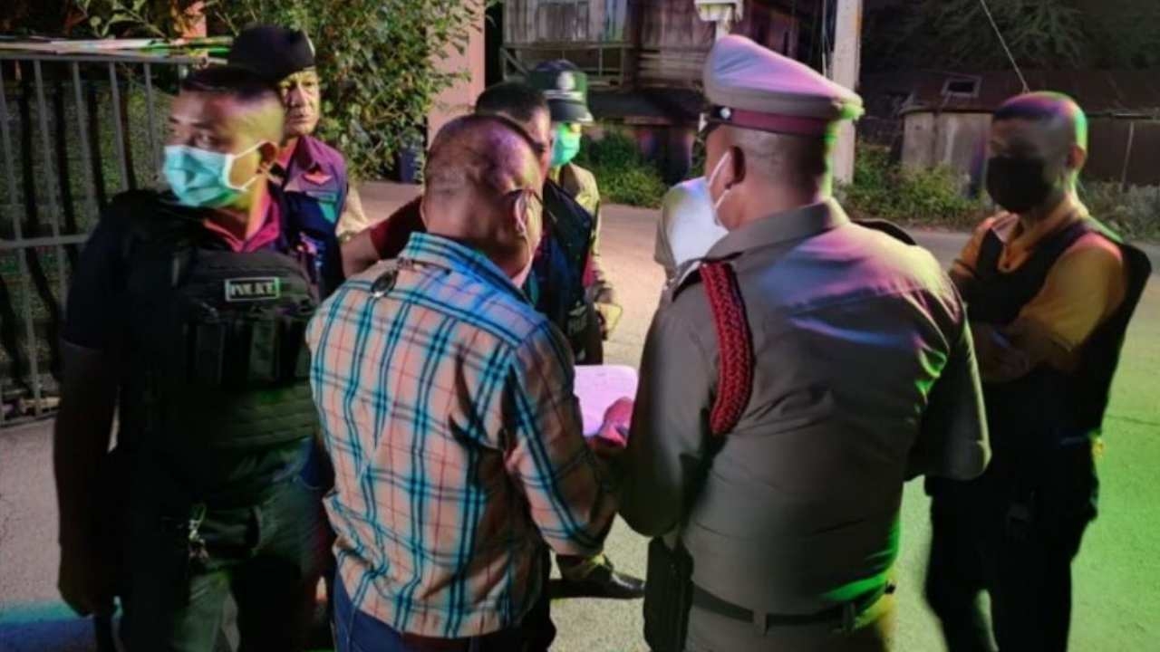 ตร.นครปฐม จับหนุ่ม 18 ยิงอริสาหัส 2 หลังเขม่นกันจนยกพวกตะลุมบอนที่บางเลน