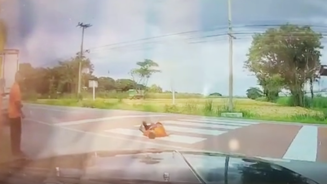 ครูเล่านาที รถจักรยานยนต์ พุ่งชนนักเรียนระหว่างข้ามทางม้าลายจนสลบ