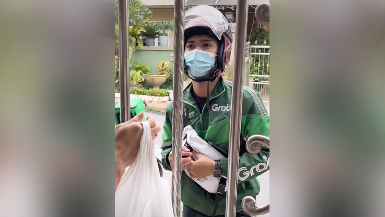 คนดูกว่าล้านครั้ง ไรเดอร์ซื้อน้ำอัดลมให้ลูกค้า ขอโทษจากใจที่ทำน้ำแกงหก