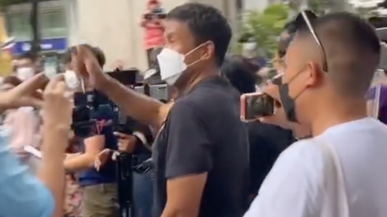 ต่างชาติเข้าใจผิด คนรุมล้อม "ชัชชาติ" งานนฤมิตไพรด์ คิดว่าเป็นนายกฯ (คลิป)