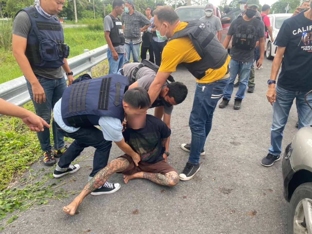 โมโหรถเสีย ชาวบ้านไม่ให้ความช่วยเหลือ หนุ่มเอเย่นต์ค้ายา รัวอาก้าถล่มกลางดึก