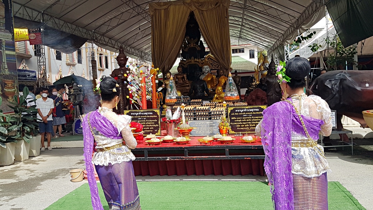 สาวรำแก้บนถวาย "ท้าวเวสสุวรรณ" หลังขอพรสมหวัง ไม่ลืมขอ "เลขเด็ด" ลุ้นโชค