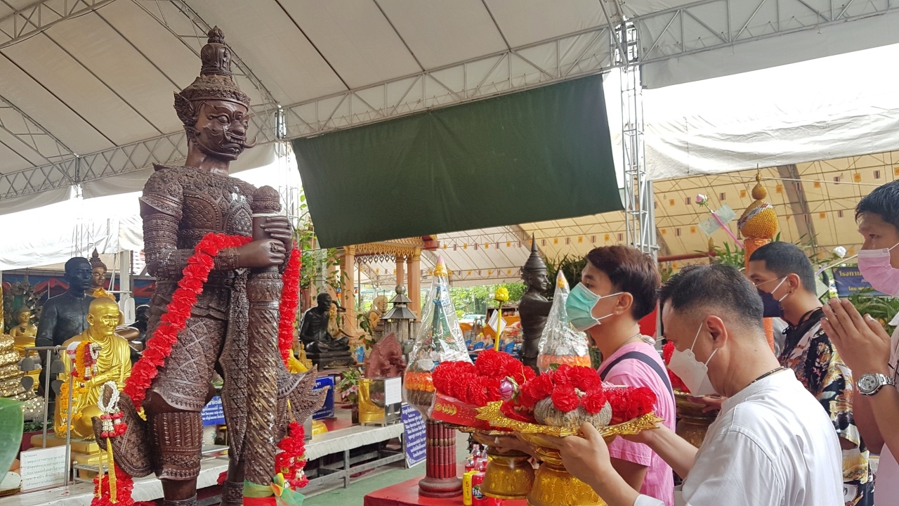 นักร้องดังมากราบไหว้ขอพร "ท้าวเวสสุวรรณ" ใจดีไม่กั๊ก "เลขเด็ด" ปลายประทัด