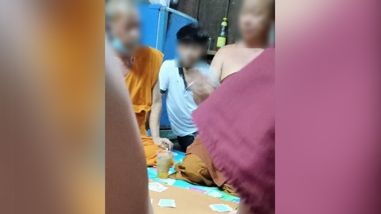 "เจ้าอาวาส" นั่งล้อมวงเล่นไพ่ ขอเวลา 5 วัน สึก-ไม่สึก เหตุหมาเพิ่งคลอด