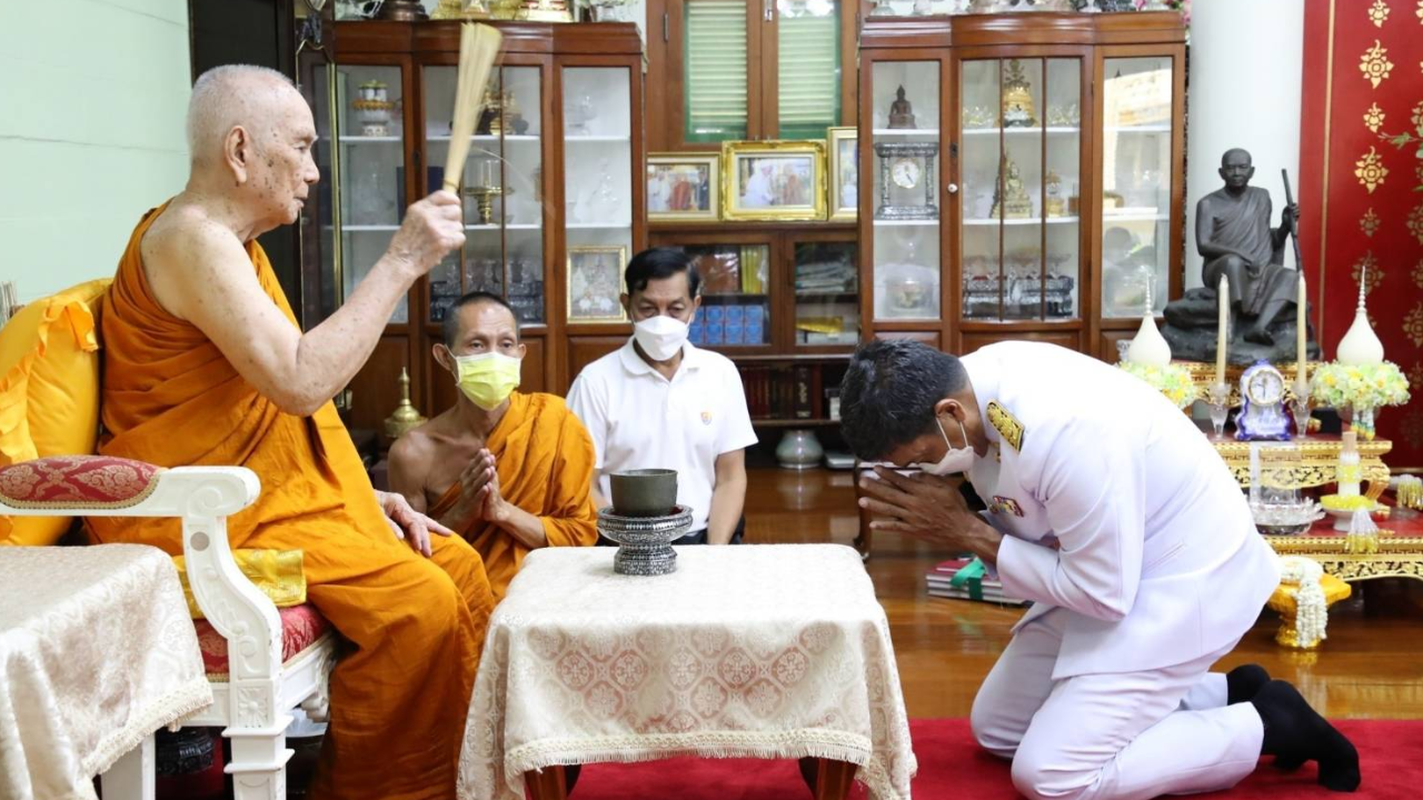 ผู้ว่าฯ กทม. กราบคารวะผู้นำ 3 ศาสนา รับพระโอวาท-คำอำนวยพรให้ประสบผลสำเร็จ