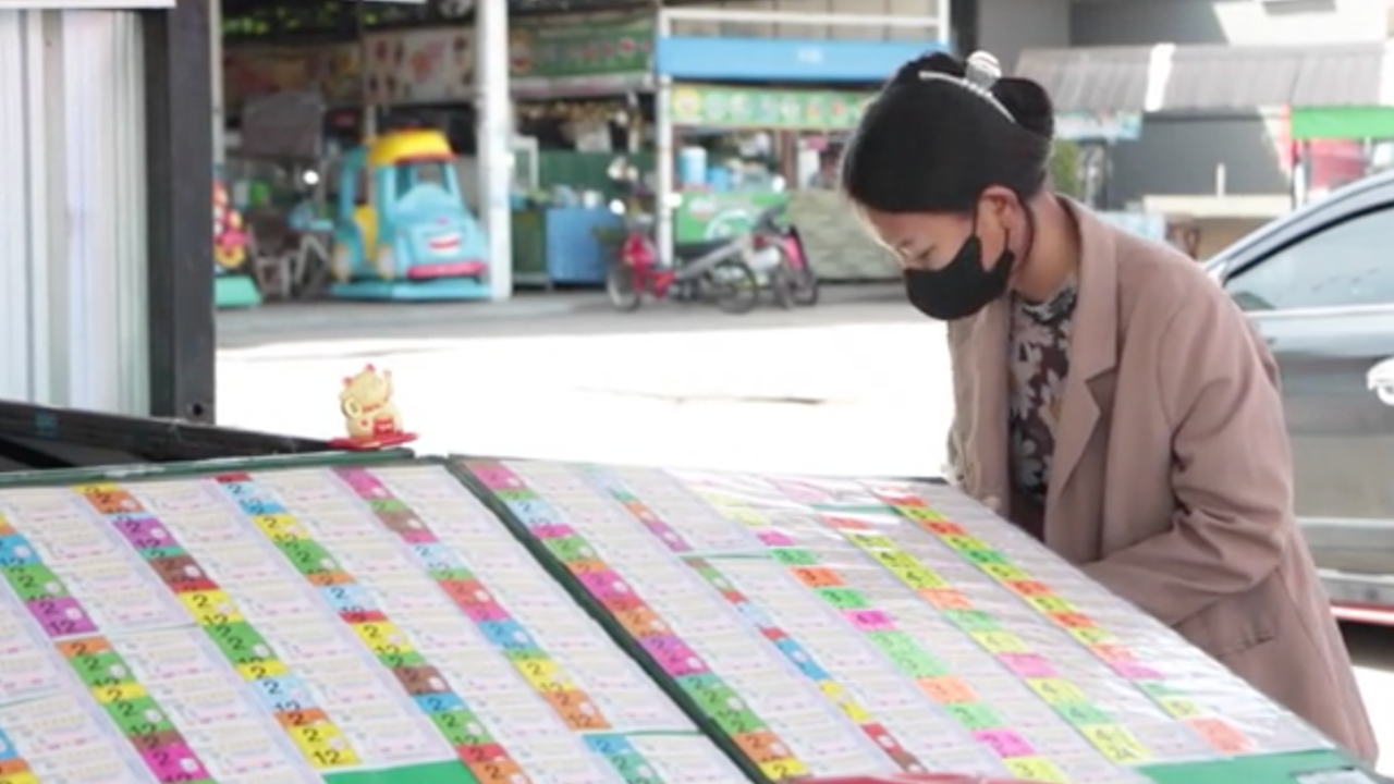 แผงลอตเตอรี่ที่ขอนแก่น ไม่หวั่น "สลากดิจิทัล" บอกหวยที่แผงยังขายดีเหมือนเดิม